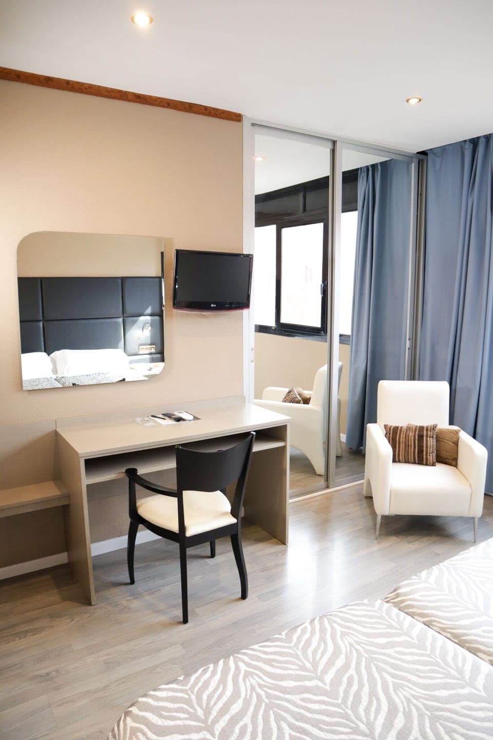 Double Room | In-room safe, desk, soundproofing, free WiFi