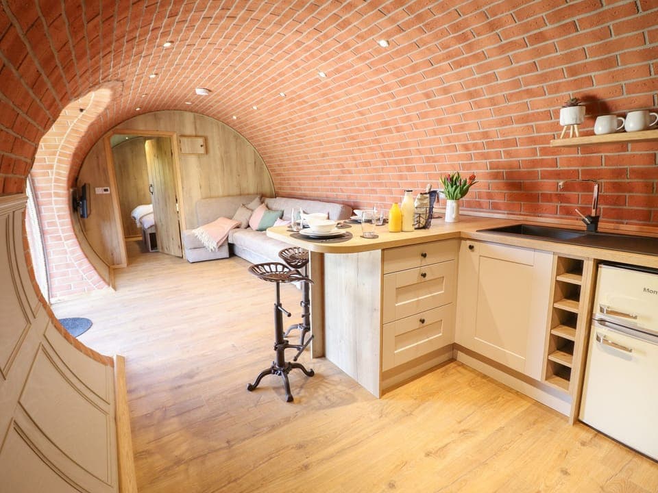 Cottage | Private kitchen | Fridge, electric kettle, toaster, cookware/dishes/utensils