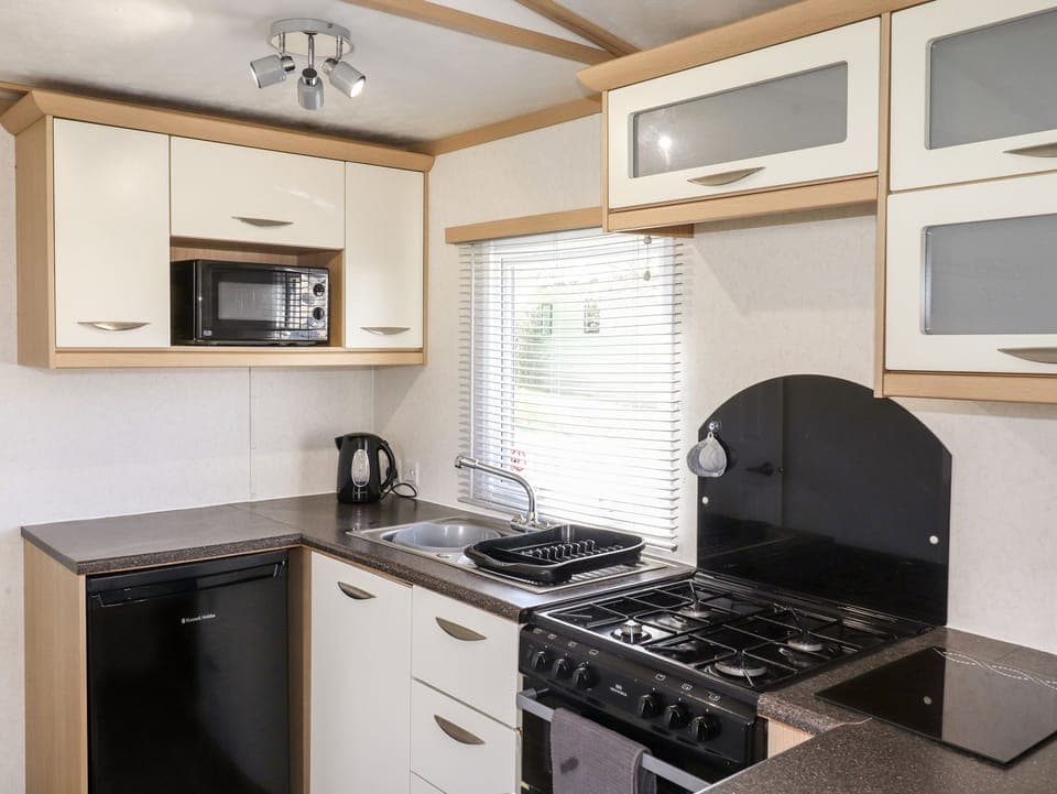 Cottage | Private kitchen | Fridge, electric kettle, toaster, cookware/dishes/utensils