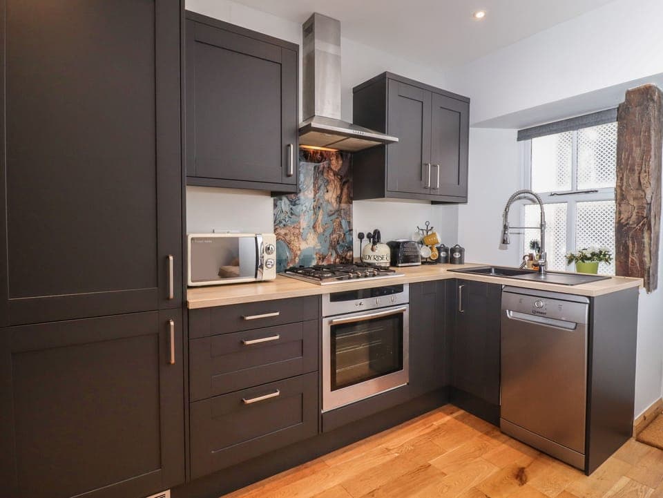 Cottage | Private kitchen | Fridge, dishwasher, electric kettle, toaster