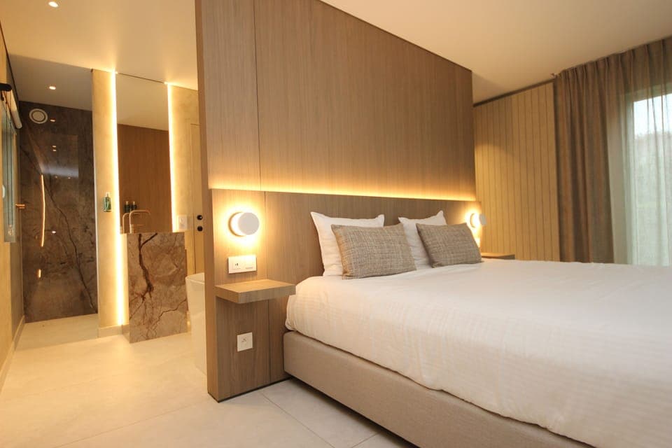 Premium bedding, Tempur-Pedic beds, minibar, in-room safe