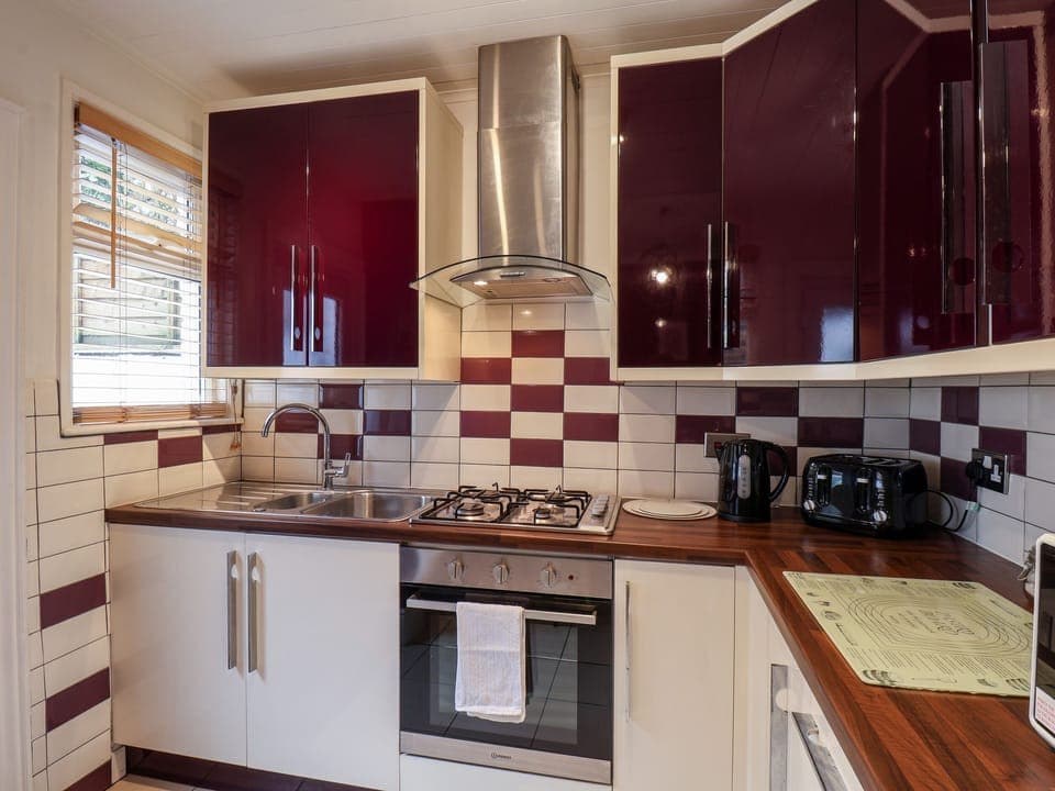 Cottage | Private kitchen | Fridge, electric kettle, toaster, cookware/dishes/utensils