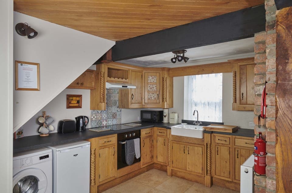 Cottage, 1 Bedroom | Private kitchen | Fridge, microwave, coffee/tea maker