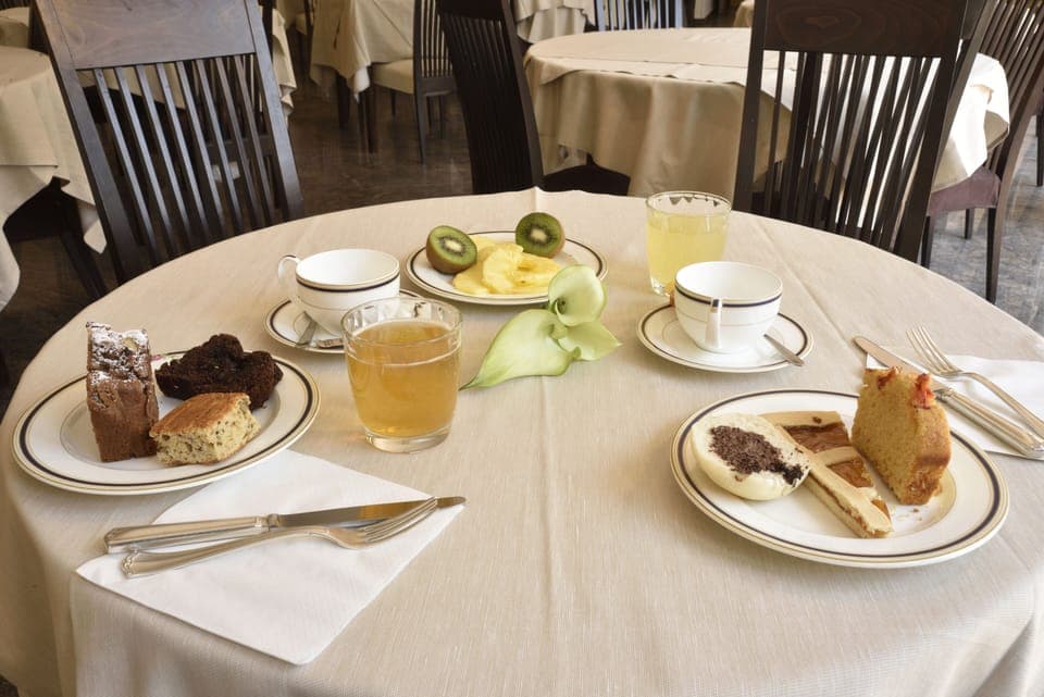 Daily continental breakfast (EUR 10 per person)