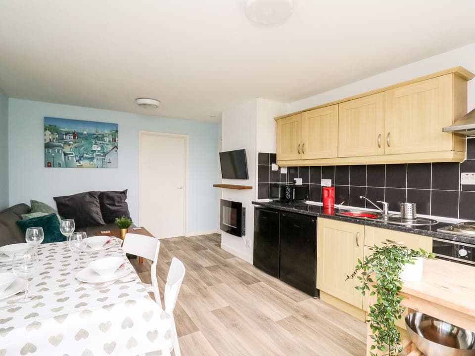 Cottage | Private kitchen | Fridge, electric kettle, toaster, cookware/dishes/utensils