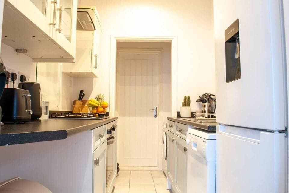 Apartment | Private kitchen | Fridge, microwave, oven, stovetop