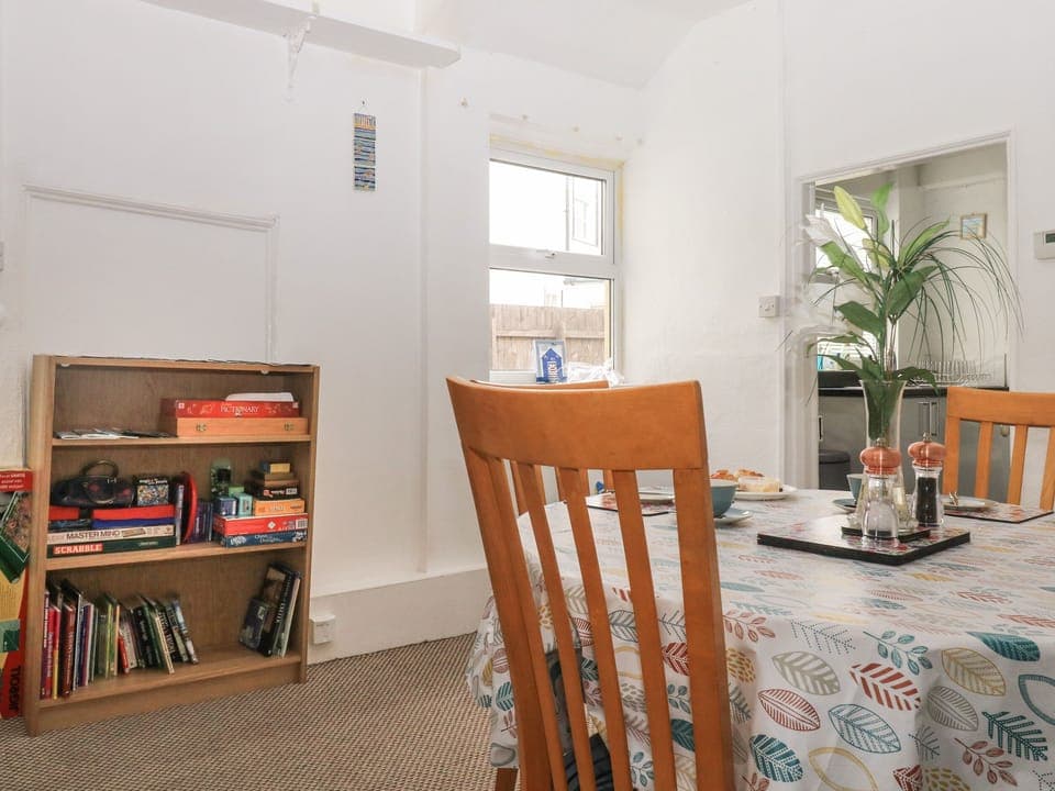 Cottage | Private kitchen | Fridge, electric kettle, toaster, cookware/dishes/utensils