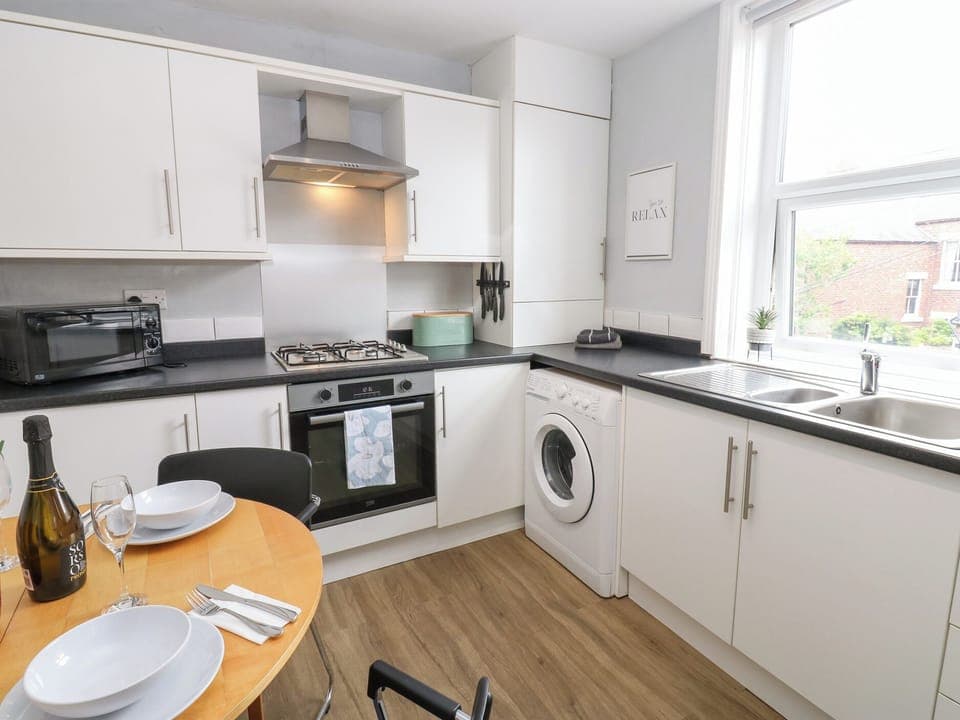 Cottage | Private kitchen | Fridge, electric kettle, toaster, cookware/dishes/utensils