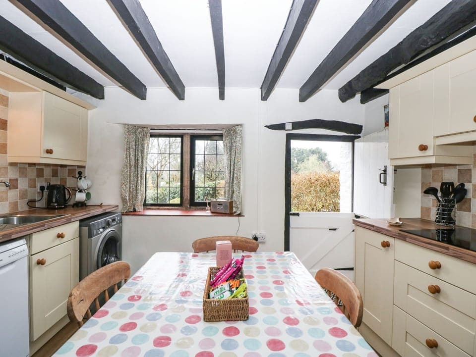 Cottage | Private kitchen | Fridge, dishwasher, electric kettle, toaster