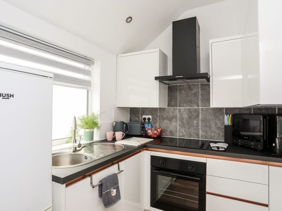 Cottage | Private kitchen | Fridge, electric kettle, toaster, cookware/dishes/utensils