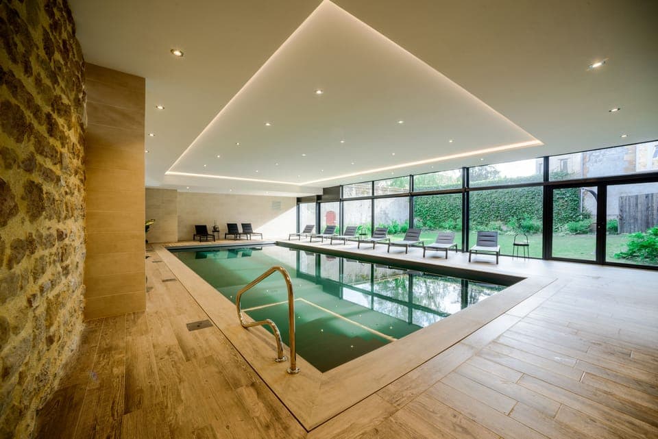 Indoor pool, free cabanas, sun loungers