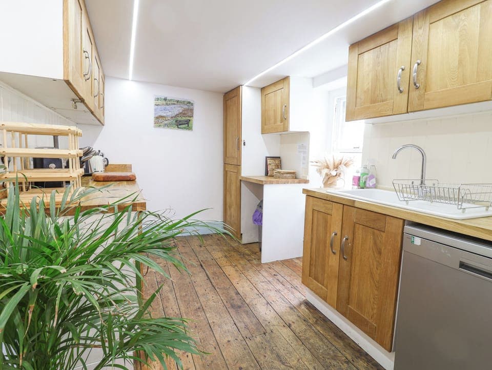 Cottage | Private kitchen | Fridge, dishwasher, cookware/dishes/utensils