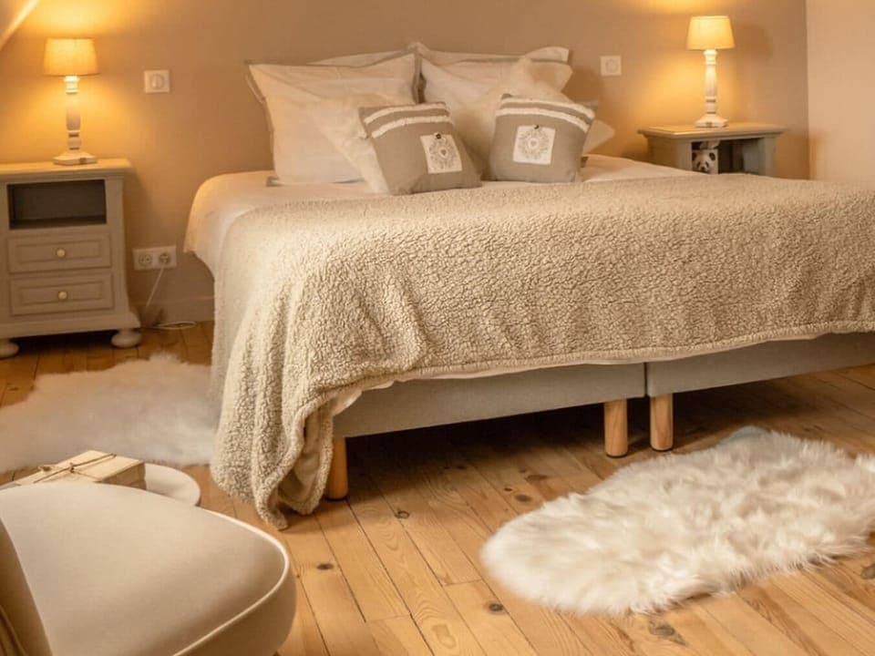 Romantic Double Room, Ensuite, Courtyard View