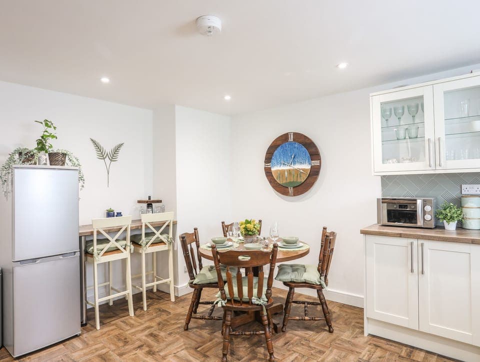 Cottage | Private kitchen | Dishwasher, cookware/dishes/utensils