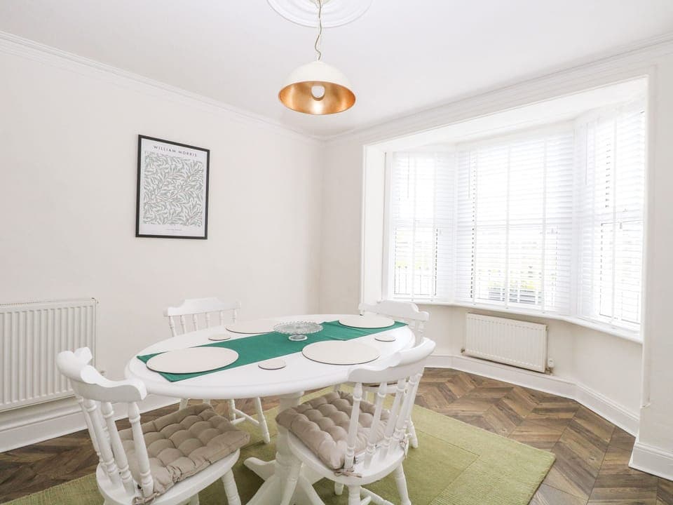 Cottage | Private kitchen | Dishwasher, cookware/dishes/utensils