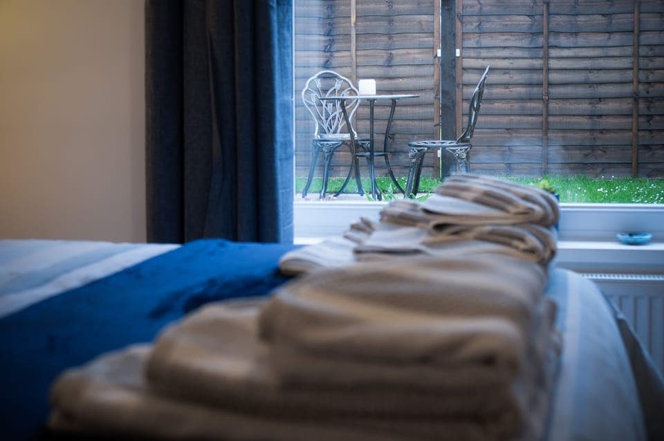 Iron/ironing board, free WiFi, bed sheets