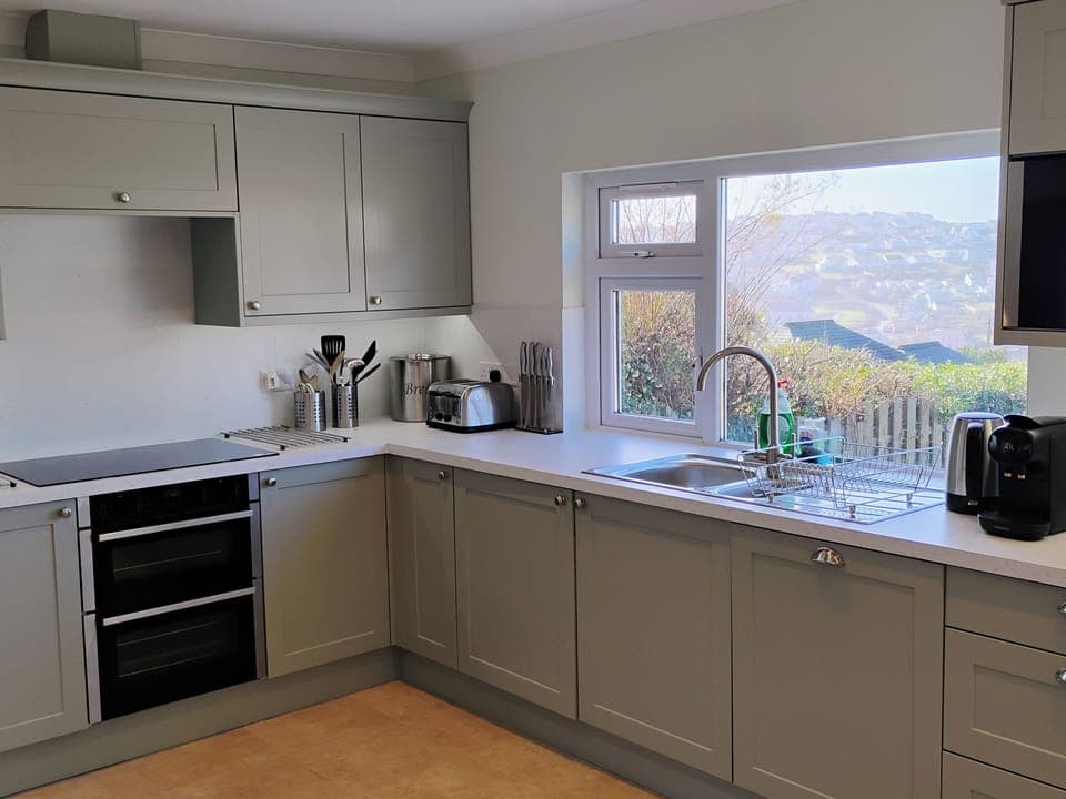 Cottage | Private kitchen | Fridge, dishwasher, cookware/dishes/utensils