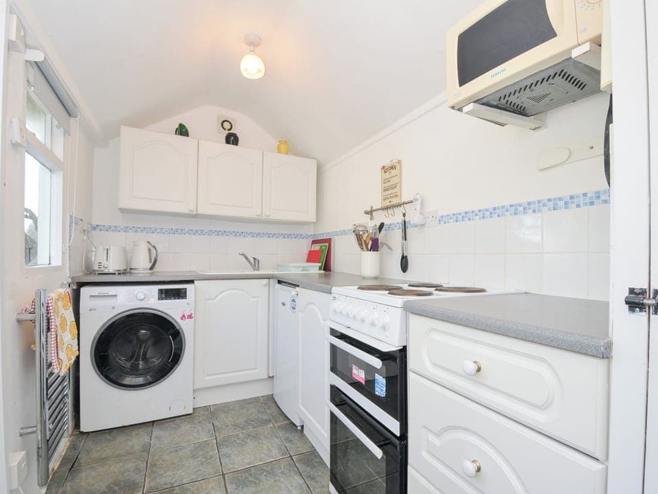 Cottage | Private kitchen | Fridge, cookware/dishes/utensils