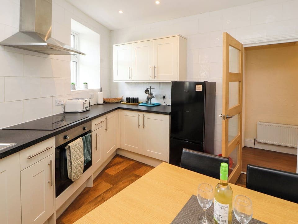 Cottage | Private kitchen | Fridge, electric kettle, toaster, cookware/dishes/utensils