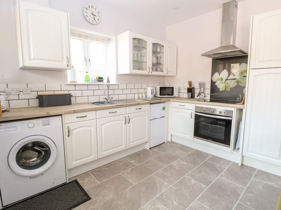 Cottage | Private kitchen | Fridge, electric kettle, toaster, cookware/dishes/utensils