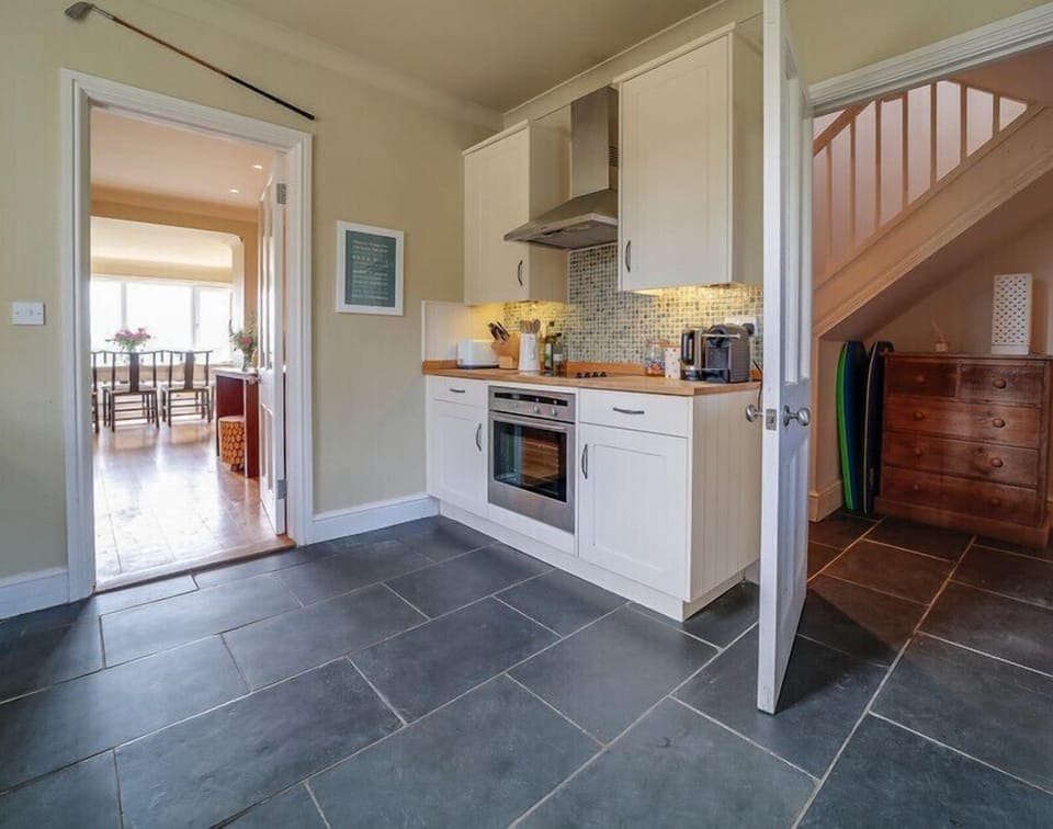 Cottage | Private kitchen | Fridge, dishwasher, cookware/dishes/utensils