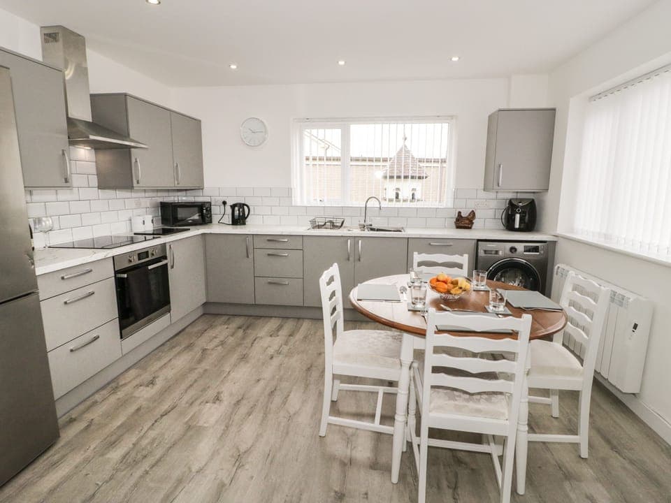 Cottage | Private kitchen | Dishwasher, cookware/dishes/utensils