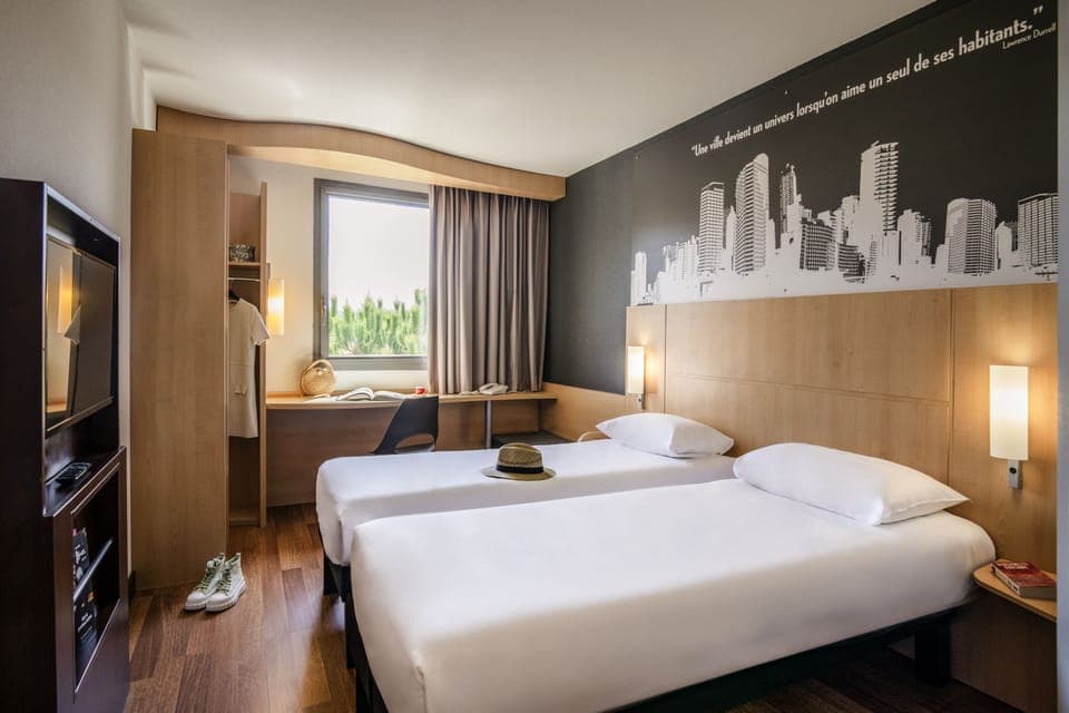 Standard Room, 2 Twin Beds | Individually decorated, individually furnished, desk, laptop workspace