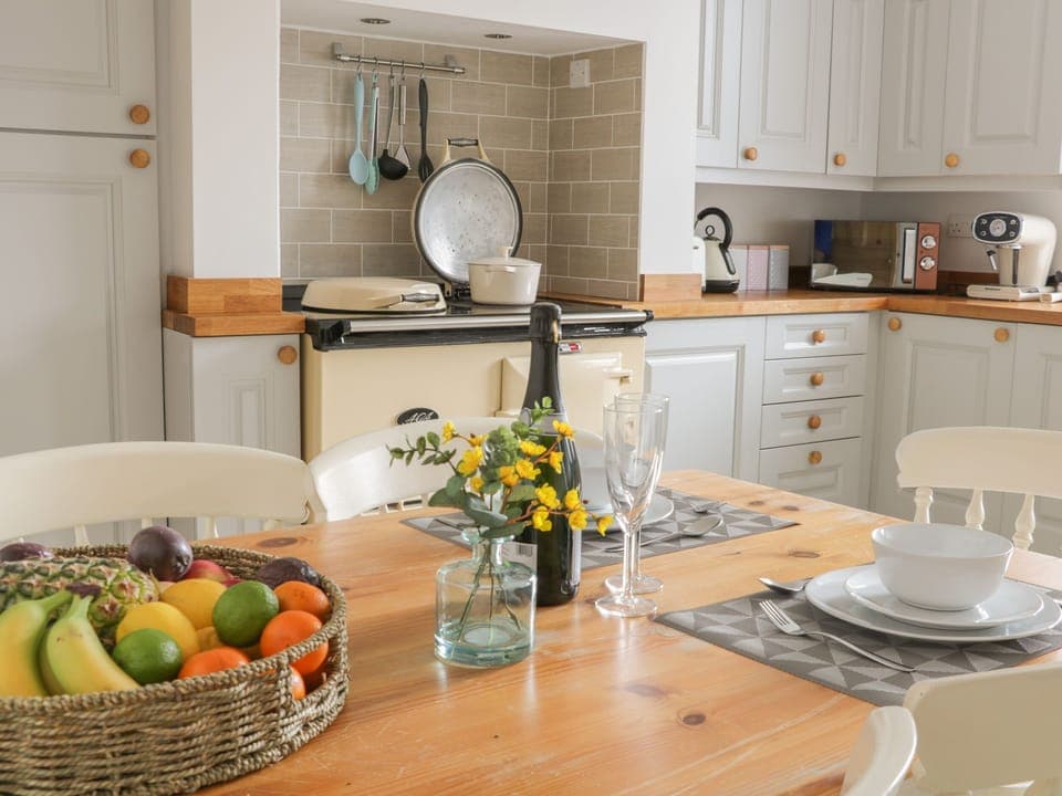 Cottage | Private kitchen | Dishwasher, cookware/dishes/utensils