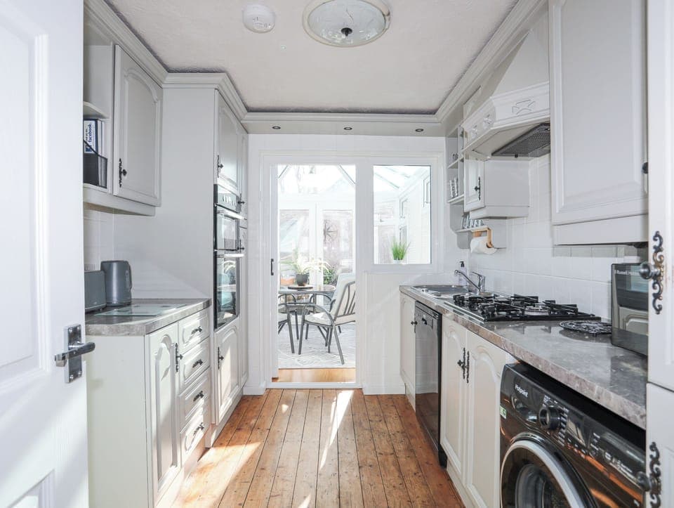 Cottage | Private kitchen | Fridge, dishwasher, electric kettle, toaster