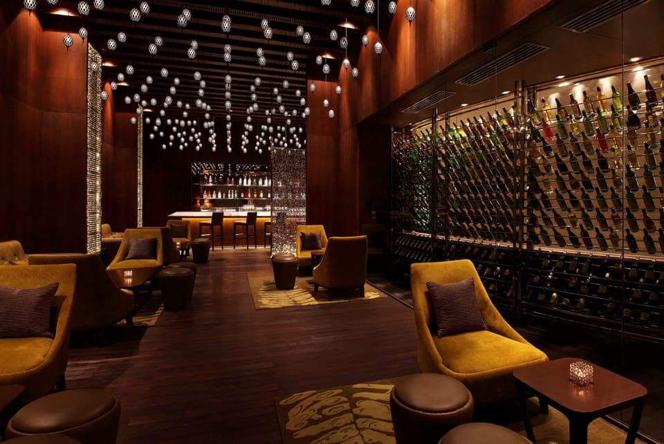 2 restaurants, breakfast, lunch, dinner served; international cuisine