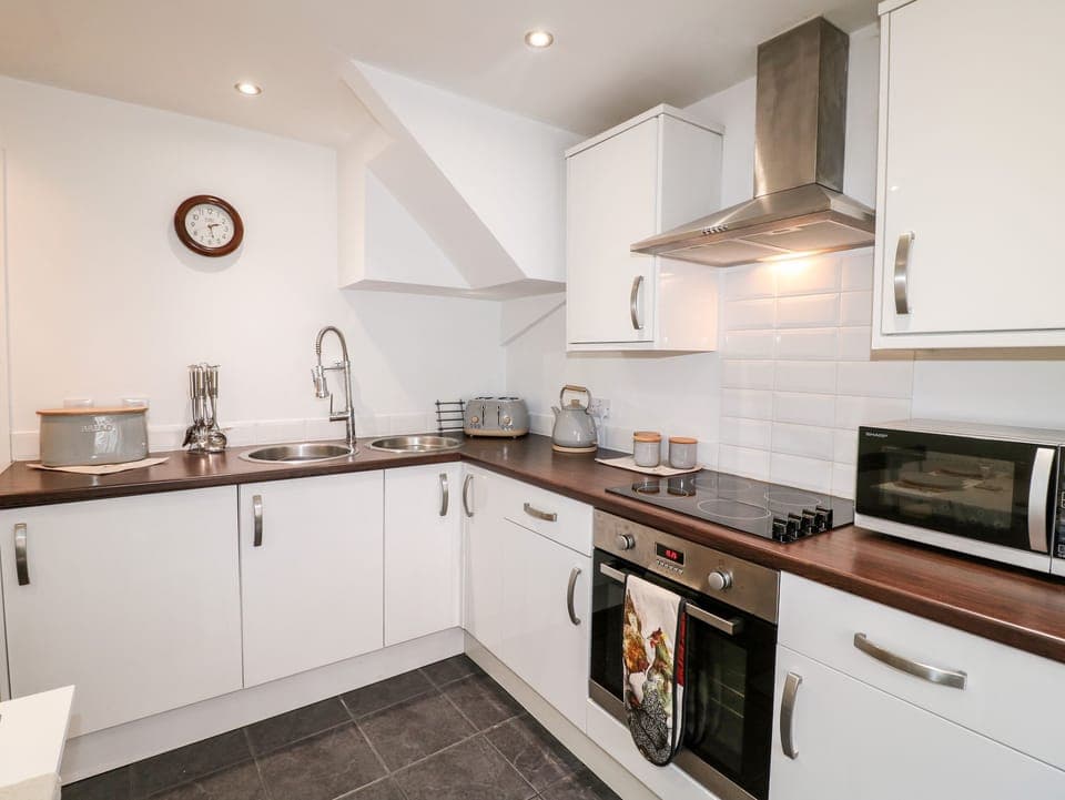 Cottage | Private kitchen | Fridge, electric kettle, toaster, cookware/dishes/utensils