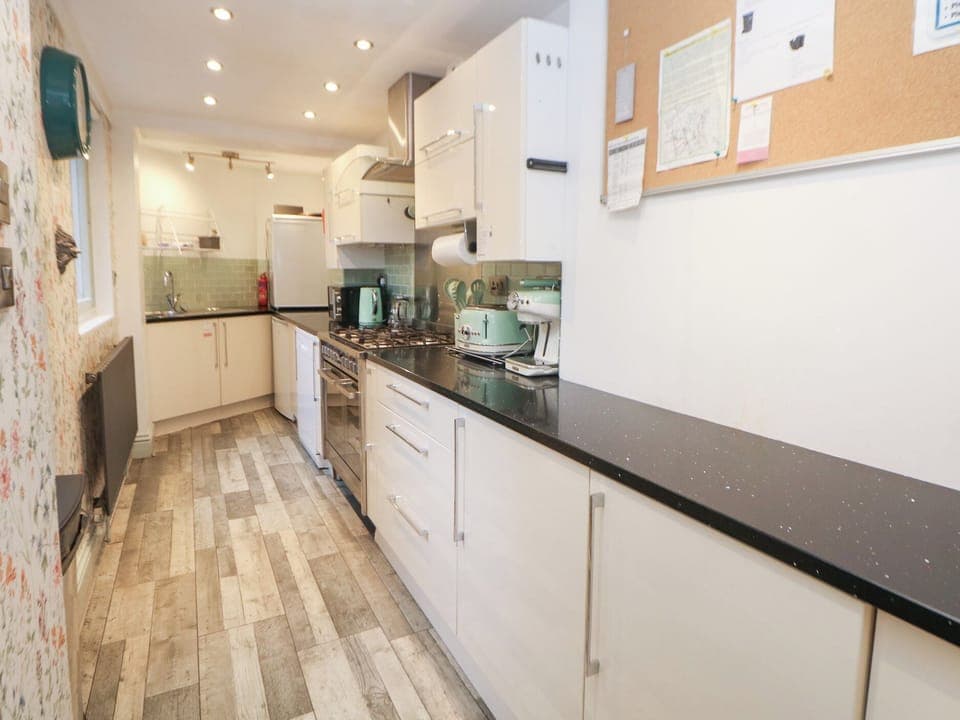 Cottage | Private kitchen | Fridge, dishwasher, electric kettle, toaster