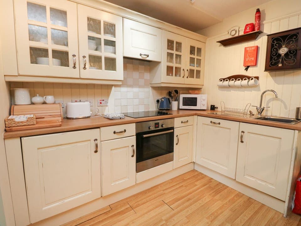Cottage | Private kitchen | Fridge, dishwasher, electric kettle, toaster