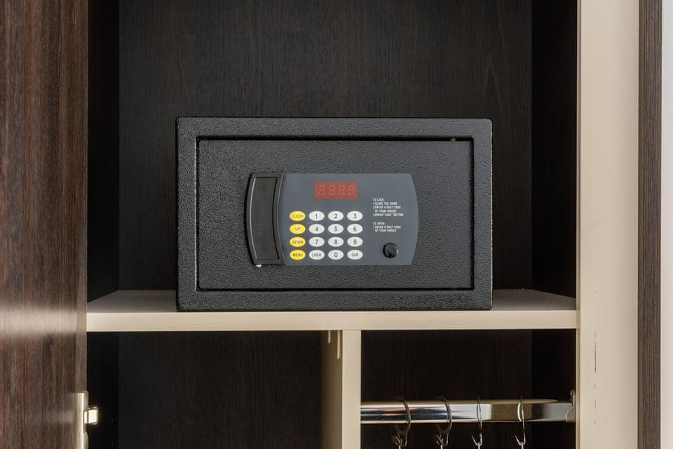 Premium bedding, in-room safe, desk, laptop workspace