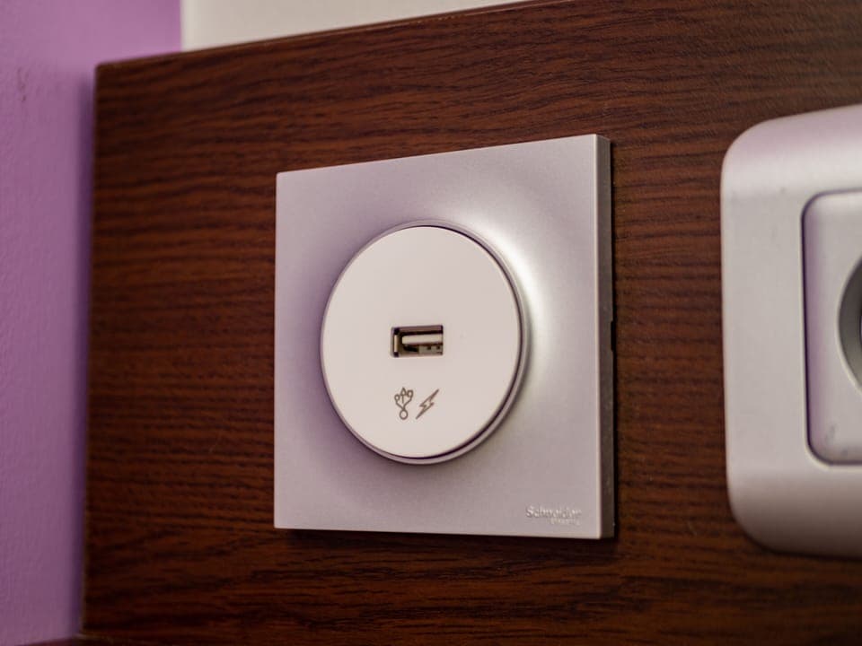 Desk, free WiFi, alarm clocks