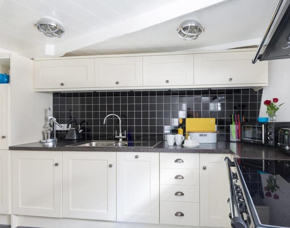 Cottage | Private kitchen | Fridge, dishwasher, toaster, cookware/dishes/utensils