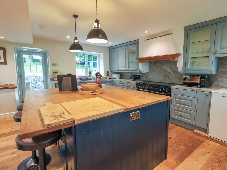 Cottage | Private kitchen | Fridge, dishwasher, cookware/dishes/utensils, dining tables