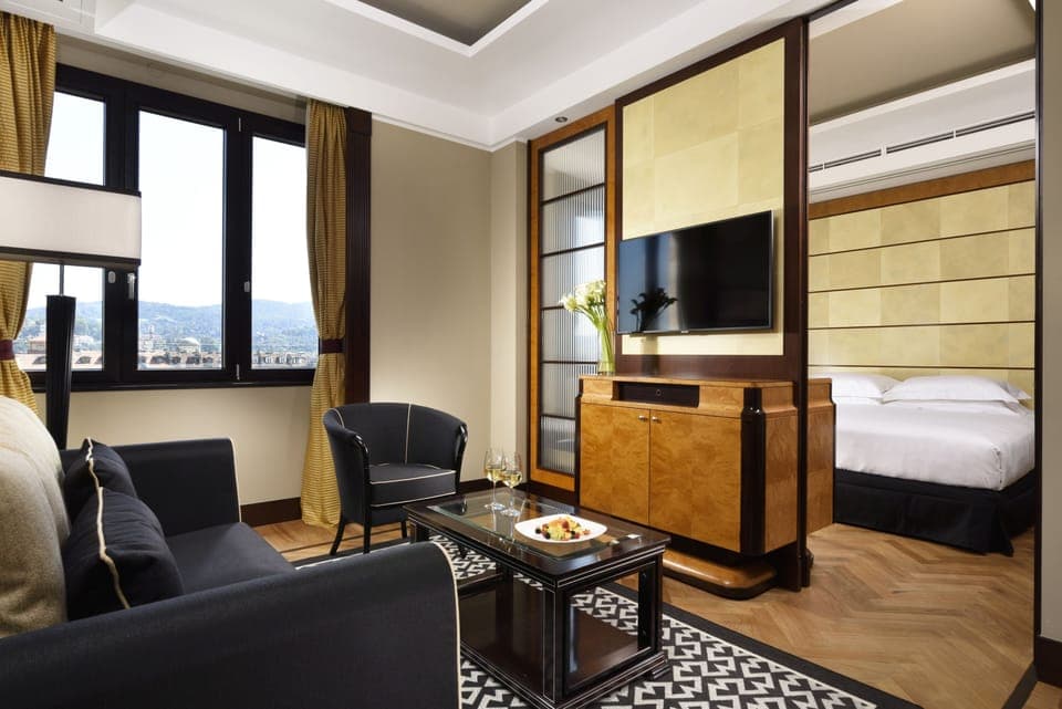 Hypo-allergenic bedding, minibar, in-room safe, desk