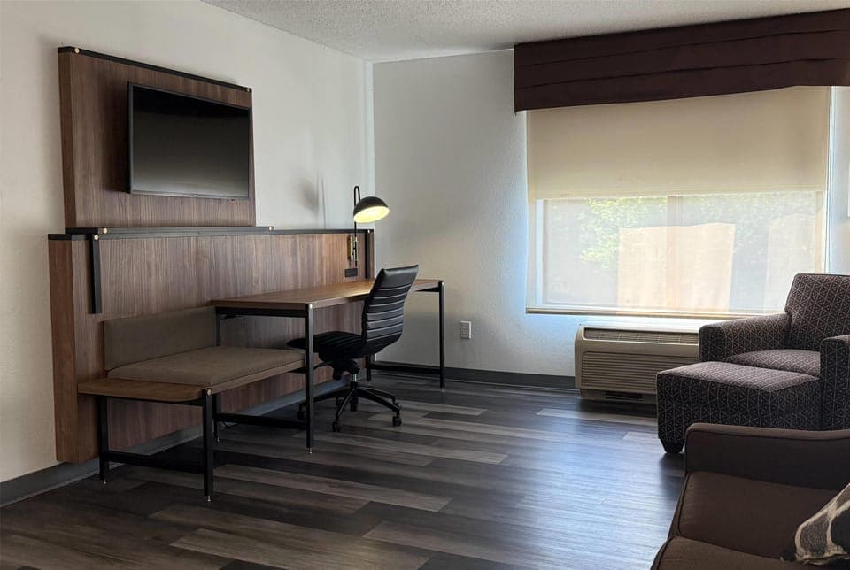 Room, 1 King Bed (One-Bedroom) | Premium bedding, in-room safe, desk, soundproofing