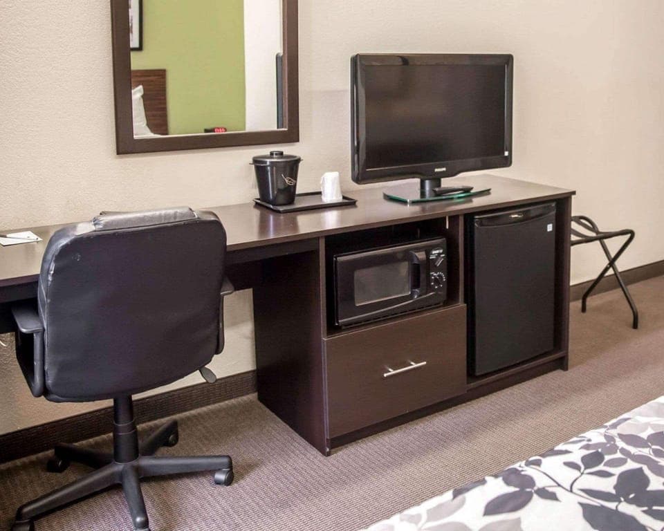 Standard Room, 1 King Bed, Non Smoking | In-room safe, desk, blackout drapes, iron/ironing board