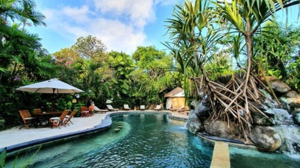 2 outdoor pools, open 7:00 AM to 10:00 PM, sun loungers