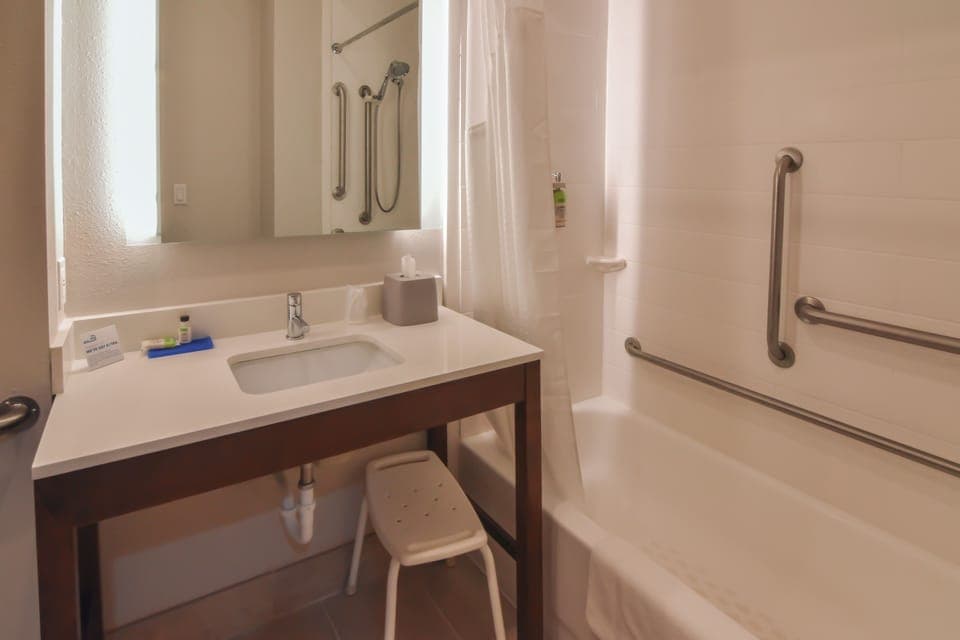 Combined shower/tub, hydromassage showerhead, free toiletries