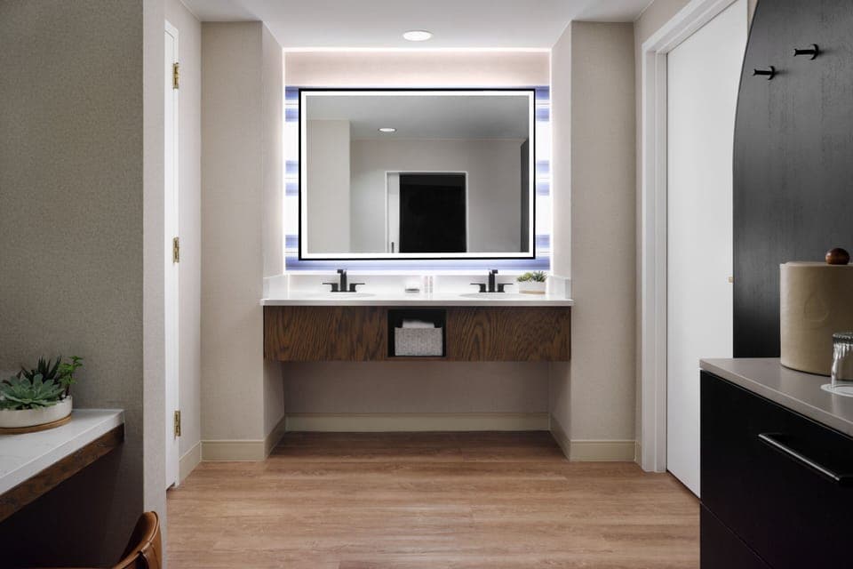 Combined shower/tub, free toiletries, hair dryer, towels