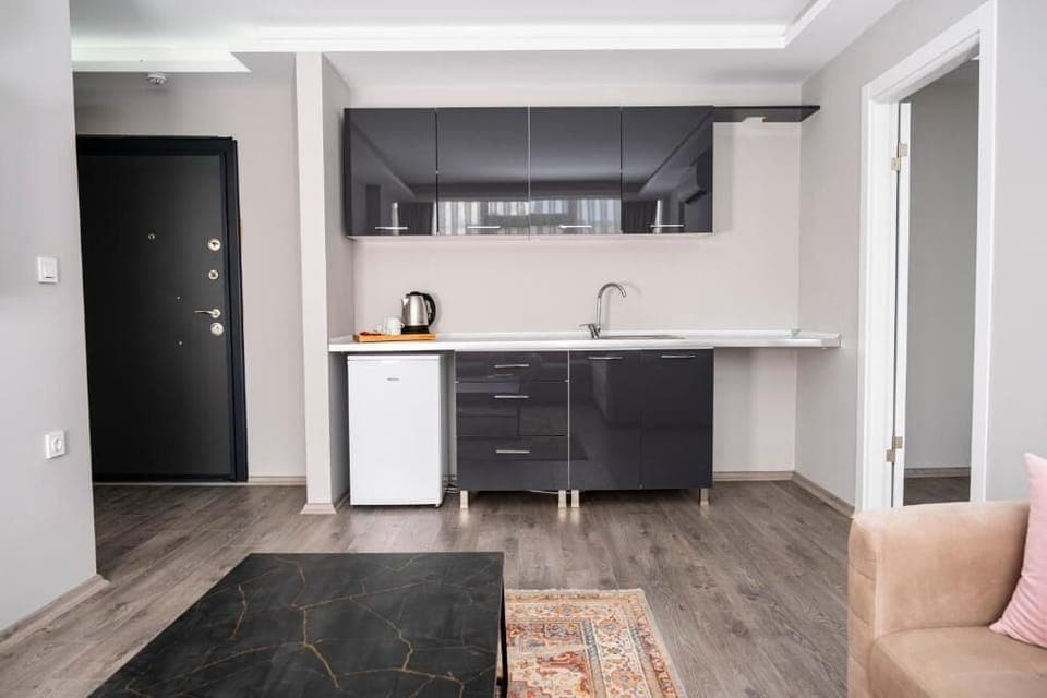 Deluxe Room | Private kitchen | Electric kettle, cookware/dishes/utensils