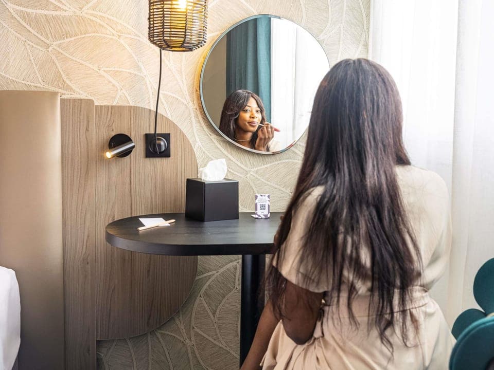 Breakfast, lunch, dinner served; French cuisine 