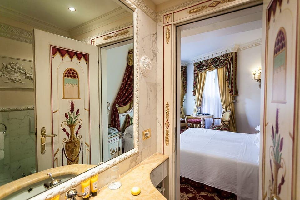 Deluxe Double or Twin Room, Annex Building | Bathroom | Designer toiletries, hair dryer, bathrobes, slippers