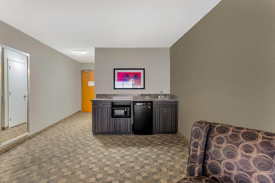 Room, 1 King Bed, Non Smoking (Efficiency) | Pillowtop beds, desk, laptop workspace, blackout drapes