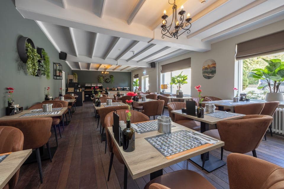 Daily continental breakfast (EUR 18.50 per person)