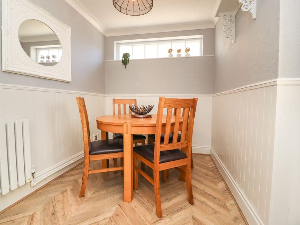 Cottage | Private kitchen | Fridge, electric kettle, toaster, cookware/dishes/utensils