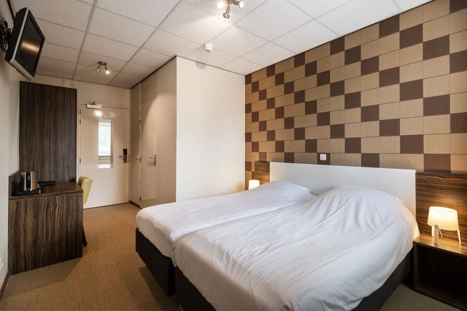 Twin Room | Desk, laptop workspace, cribs/infant beds, free WiFi